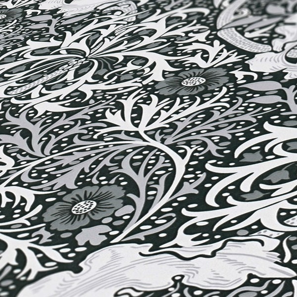 Nahaufnahme eines floralen Musters mit Blumen und Blättern auf dunklem Hintergrund.