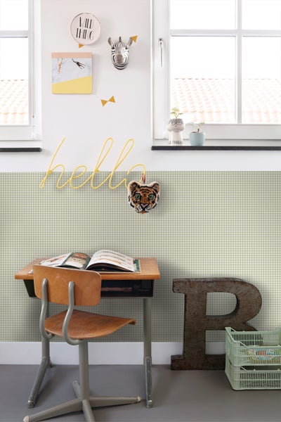 Kinderzimmer mit Schreibtisch, Stuhl und karierter Tapete