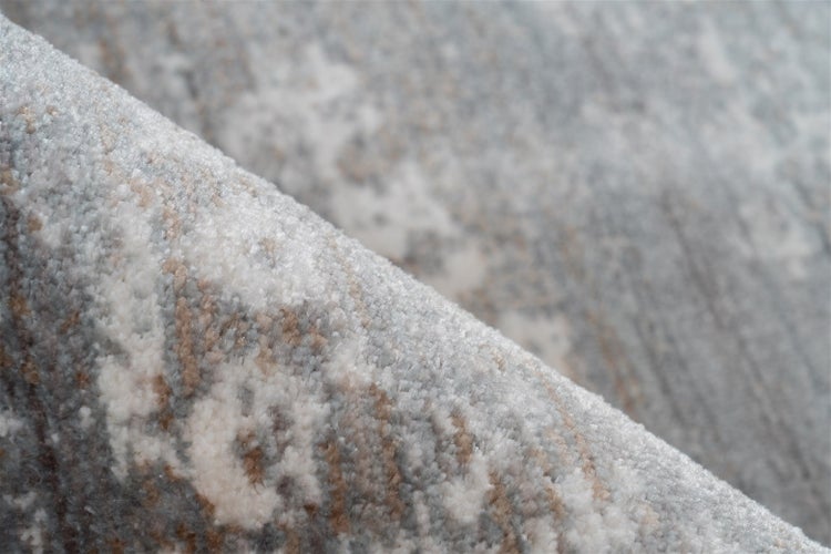 Nahaufnahme eines Teppichs mit Vintage-Muster und weichem Flor, Detailansicht der Struktur und Webart.