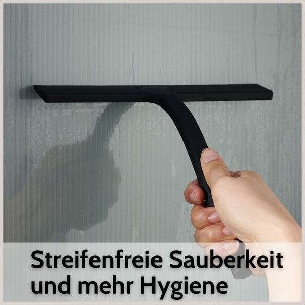 Duschabzieher aus Silikon wird zur streifenfreien Reinigung einer Glaswand verwendet.