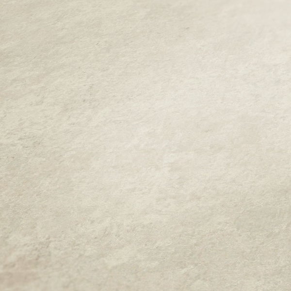 Dekoratives Zimmer mit gemusterter Tapete, Sitzgelegenheiten und Kissen für eine gemütliche Atmosphäre.