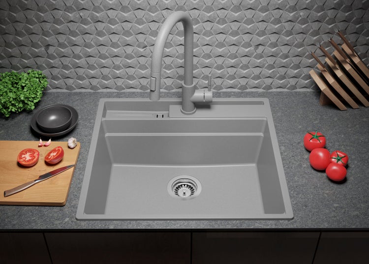 Küchenspüle mit Abtropffläche und Armatur auf Küchentisch