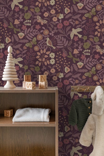 Kinderzimmer mit Regal und Blumentapete