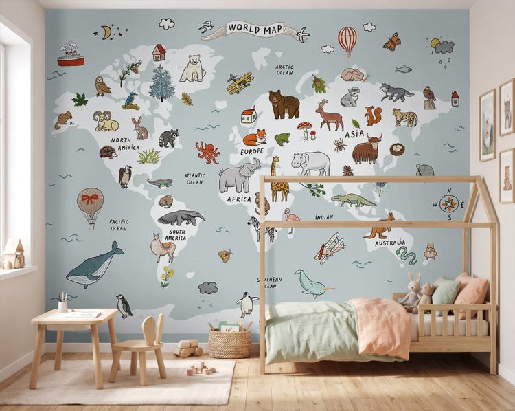 Kindertapete mit Weltkarten-Motiv, handgezeichneten Tieren und Sehenswürdigkeiten in einem organisierten Kinderzimmer.