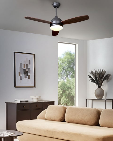 Wohnzimmer mit Deckenventilator, Kommode und Sofa