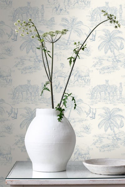 Vliestapete mit Safarimuster im Stil Toile de Jouy mit Elefanten, Zebras und Affen hinter einer Vase mit Pflanzen.