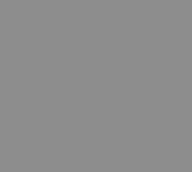 Helles Interieur mit Regalen, Esstisch und Holzhocker