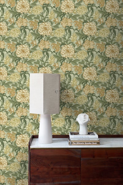 Dekorative Tapete mit floralem Muster in einem Raum mit Lampe und Kommode