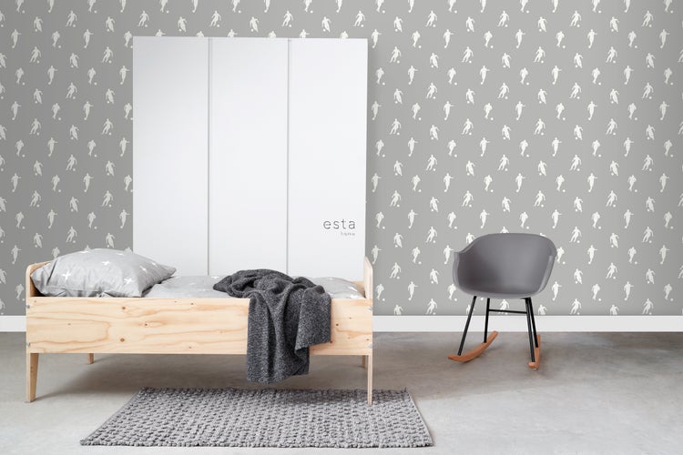 Kinderzimmer mit Holzbett, weißem Kleiderschrank und Fußballtapete