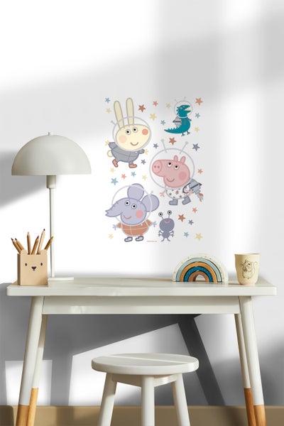 Dekoratives Kinderzimmer mit Schreibtisch, Stuhl, Lampe, Stiftehalter, Regenbogen-Dekoration und Peppa Pig Weltraum Wandtattoo