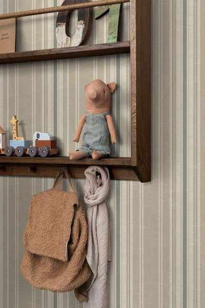 Vlies Tapete mit klassischem Streifenmuster an einer Wand mit einem Holzregal, dekoriert mit Kinderspielzeug und Accessoires.
