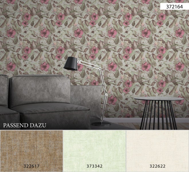 Wohnraum mit floral gemusterter Tapete, Sofa und Lampe