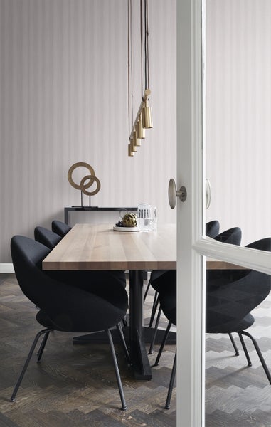 Esszimmer mit Esstisch, Stühlen und Pendelleuchte