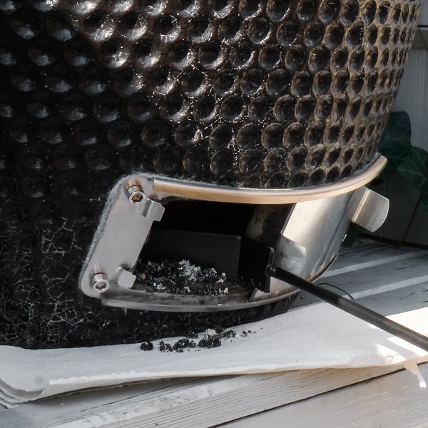 Detailansicht eines Keramikgrills mit Ascheentfernung