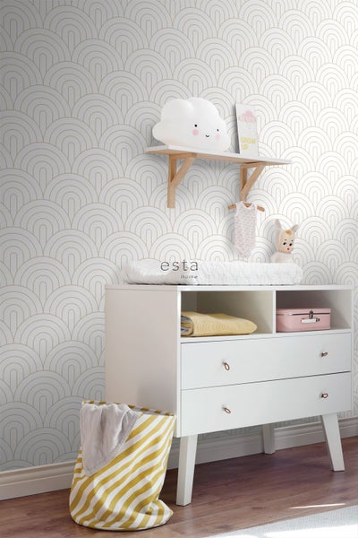 Babyzimmer mit Kommode, Regal und gemusterter Tapete im Retro-Stil