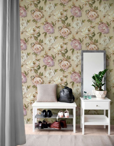 Tapete mit floralem Blumenmuster im Flur mit Sitzbank, Spiegel und Dekoration im klassischen Wohnstil.