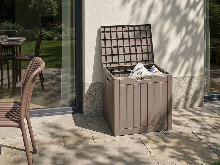 Geöffnete Aufbewahrungsbox aus Kunststoff im Gartenbereich