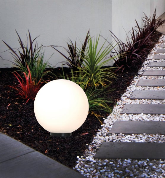 Gartenleuchte in Kugelform beleuchtet Gartenweg