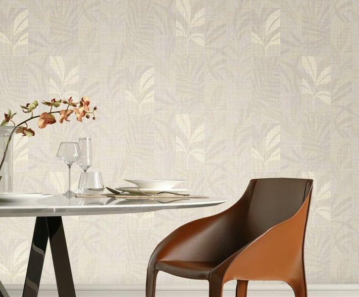 Szene mit Schreibtischlampe, Vorhängen und floraler Tapete für das Arbeitszimmer