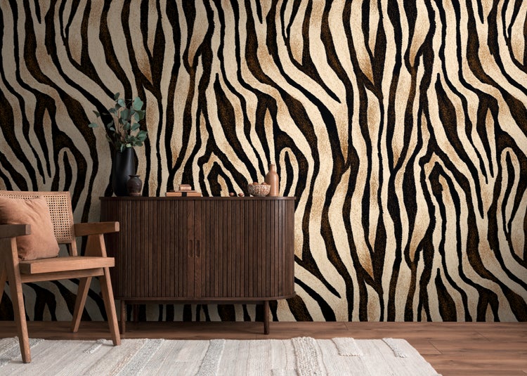 Fototapete mit Tiermuster in einem Wohnzimmer mit Holzkommode und Stuhl.