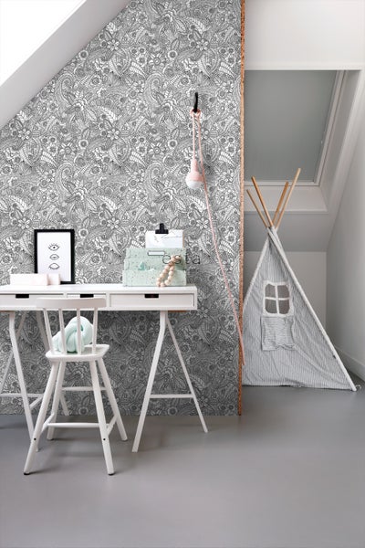 Kinderzimmer mit Schreibtisch, Stuhl, Spielzelt und floral gemusterter Tapete