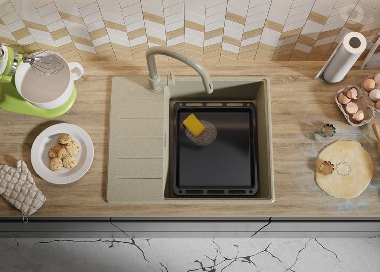 Küchenszene mit Spüle, Backblech, Spülmittel, Teig, Keksen und Küchengeräten