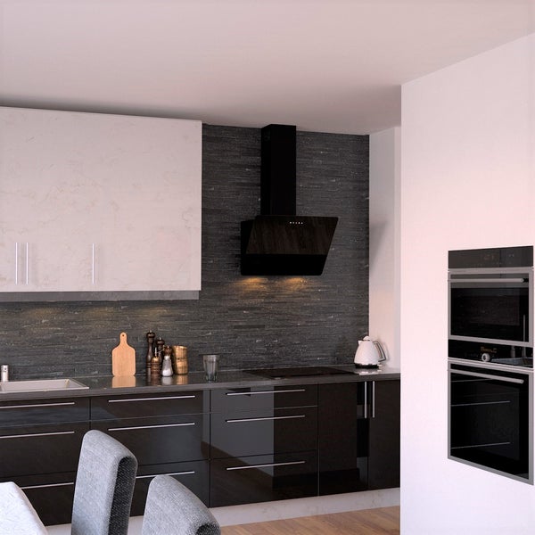 Moderne Einbauküche mit schwarzer Dunstabzugshaube, dunklen Hochglanz-Unterschränken und einer Rückwand in Steinoptik.