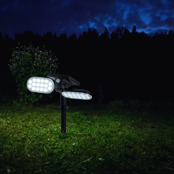 Solarleuchte mit Bewegungsmelder im Garten bei Nacht