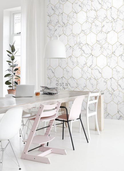 Heller Raum mit Esstisch, Stühlen und Tapete im Marmor-Design