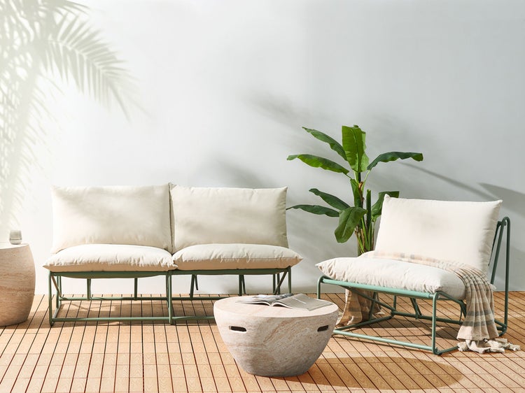 Modernes Outdoor-Wohnzimmer-Arrangement mit Sofa, Sessel und Couchtisch auf Holzterrasse