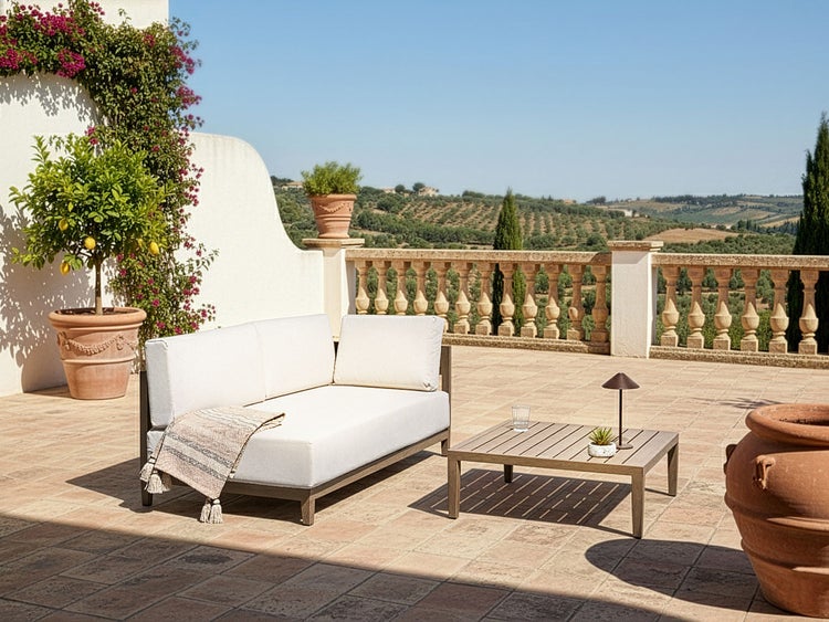 Terrasse mit Lounge-Sofa, Couchtisch und mediterranem Flair