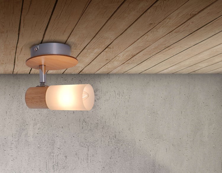 Deckenleuchte mit Holz- und Glaselementen an Holzdecke