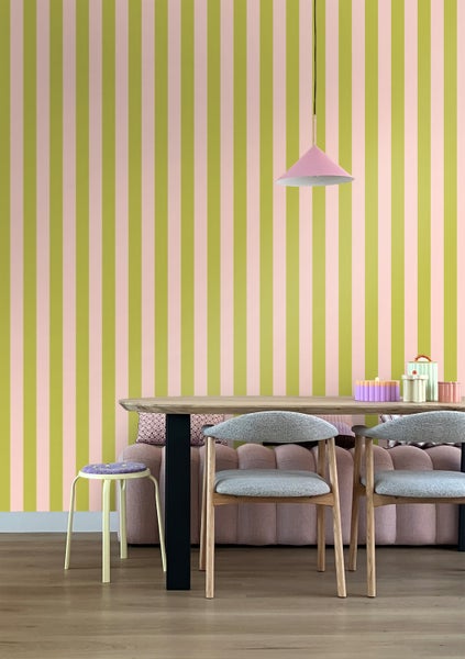 Esszimmer mit Esstisch, Stühlen, Hocker und gestreifter Tapete