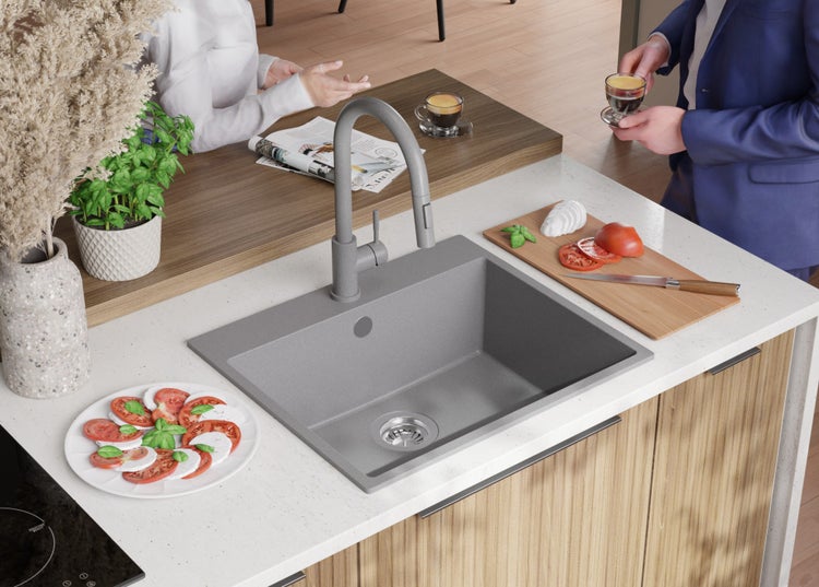 Küchenszene mit Spüle, Armatur, Geschirr und Speisen auf einer Küchentheke