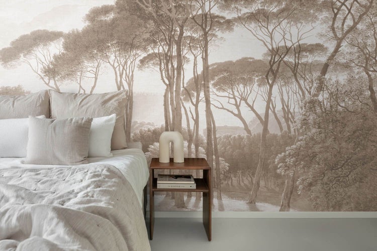 Schlafzimmer mit Fototapete einer Waldlandschaft mit hohen Bäumen, einem hölzernen Nachttisch und einem Bett.