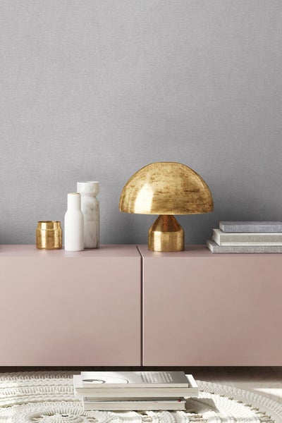 Dekorative Tapete mit Blumenmuster auf einer Wand montiert, kombiniert mit Einrichtungsideen.