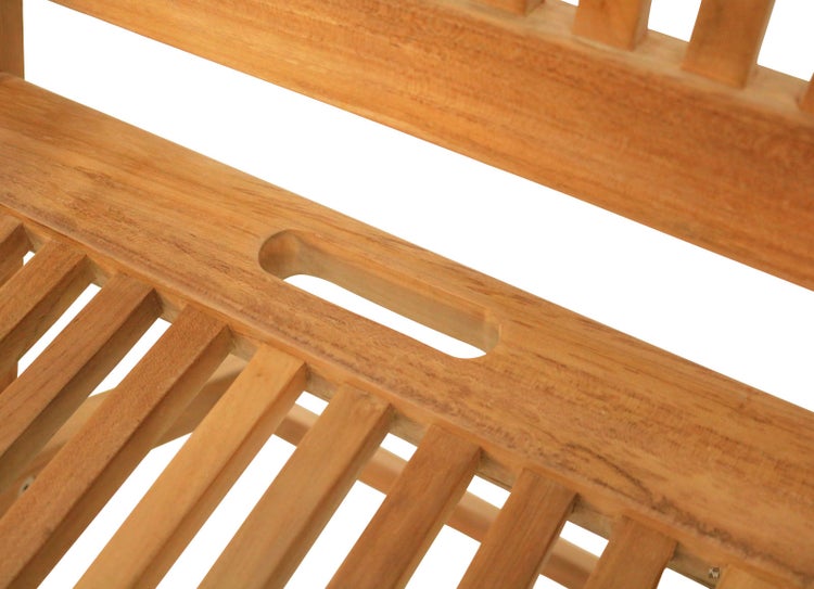 Detailansicht einer Gartenbank aus Teakholz mit Griffaussparung