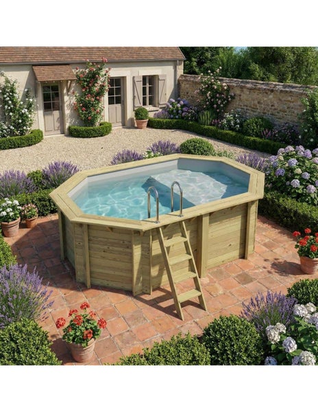 Achteckiger Holzpool mit Leiter in einem Garten