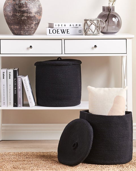 Dekoratives Wohnambiente mit Aufbewahrungskörben, Tisch und Accessoires