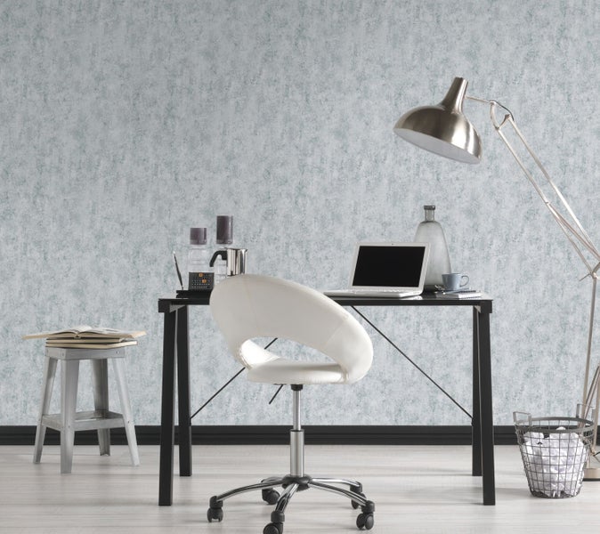 Dekoratives Interieur mit Sitzbank, Stehlampe und Wandgestaltung für ein stilvolles Zuhause