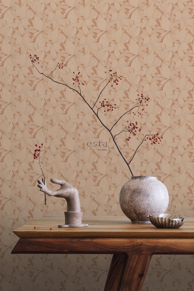 Szene mit einer Blumenvase, einer Handskulptur und einer Schale auf einem Holztisch vor einer gemusterten Tapete.