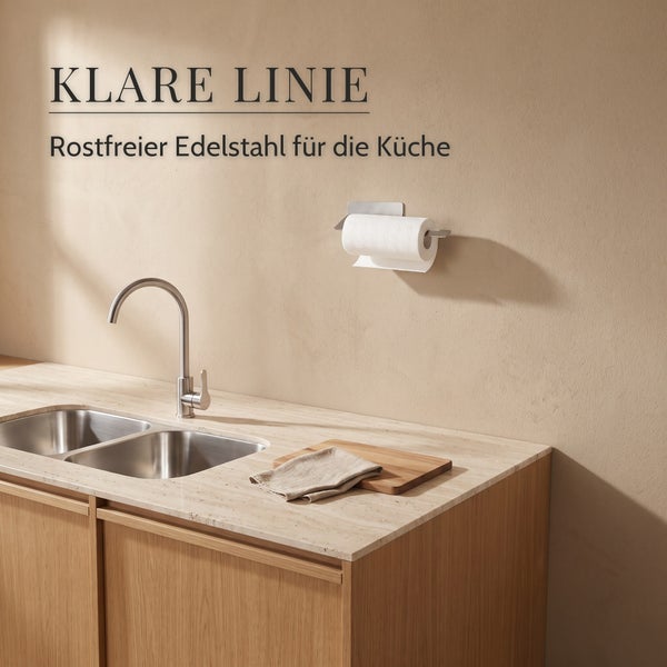 Moderne Küche mit Edelstahl Küchenrollenhalter an der Wand, Edelstahl Spüle, Wasserhahn und Holzschrank.