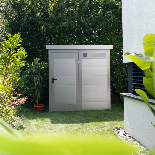 Metall Gerätehaus im Garten