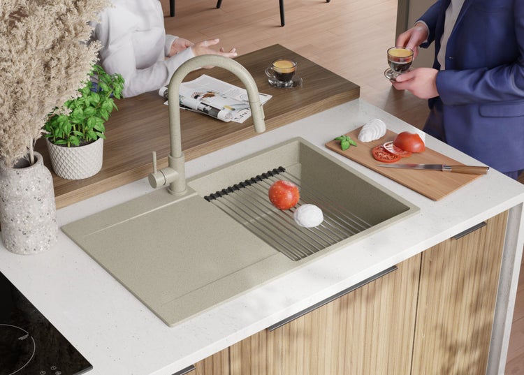 Küchenszene mit Spüle, Armatur und Lebensmitteln auf einer Arbeitsfläche