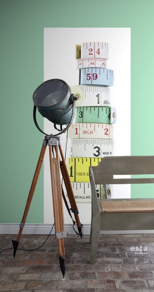 Szene mit Stativlampe, Bank und Stapel aus Rollbandmaßen