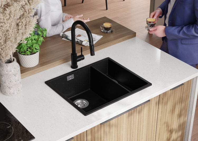 Schwarze Küchenspüle mit Wasserhahn in einer modernen Küchendekoration.