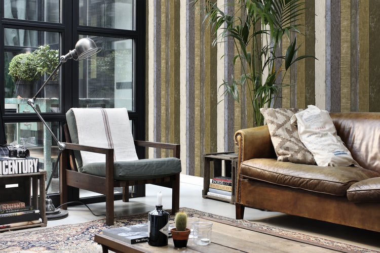 Wohnzimmer mit Sessel, Ledersofa, Stehlampe und dekorativer Tapete