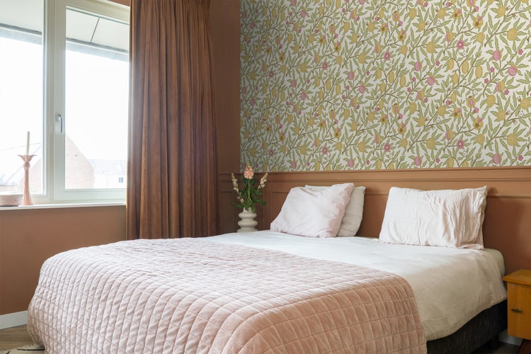 ESTAhome Tapete exotischen Früchten und Blättern Grün, Rosa und Ockergelb - 50 x 900 cm - 131169