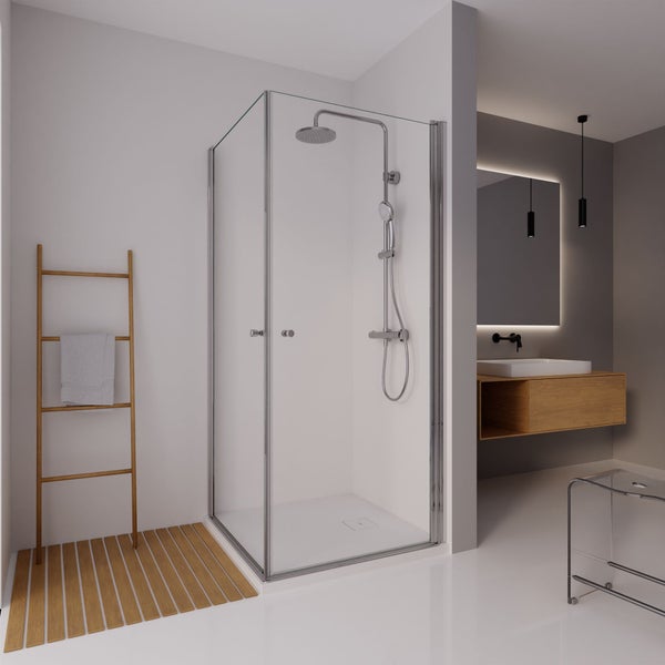 Modernes, helles Badezimmer mit Eckduschkabine aus Glas, Regendusche, Holz-Handtuchleiter und Waschtisch mit beleuchtetem Spiegel.