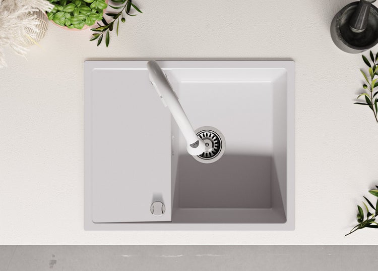 Aufnahme von oben eines Spülbeckens mit Abtropffläche und Armatur